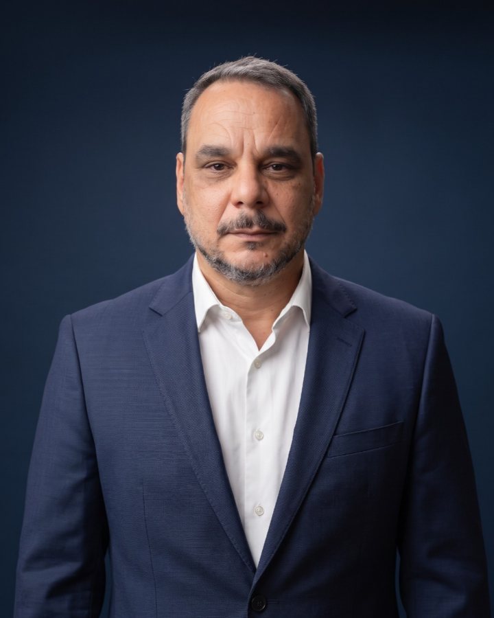Retrato de Luciano Grenga, psicanalista, de terno azul-marinho e camisa branca